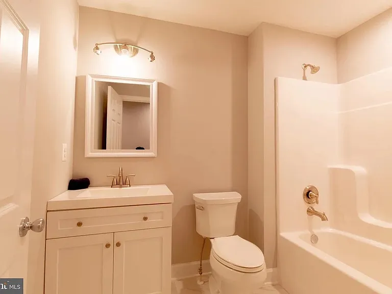 1212 James St — Photo 6