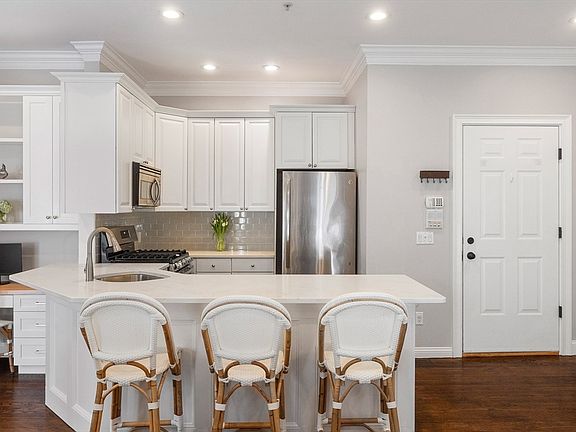 5th image of 232 Bunker Hill St #1