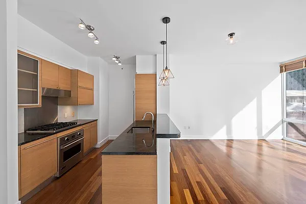 Sold by Manhattan Spaces | media 3