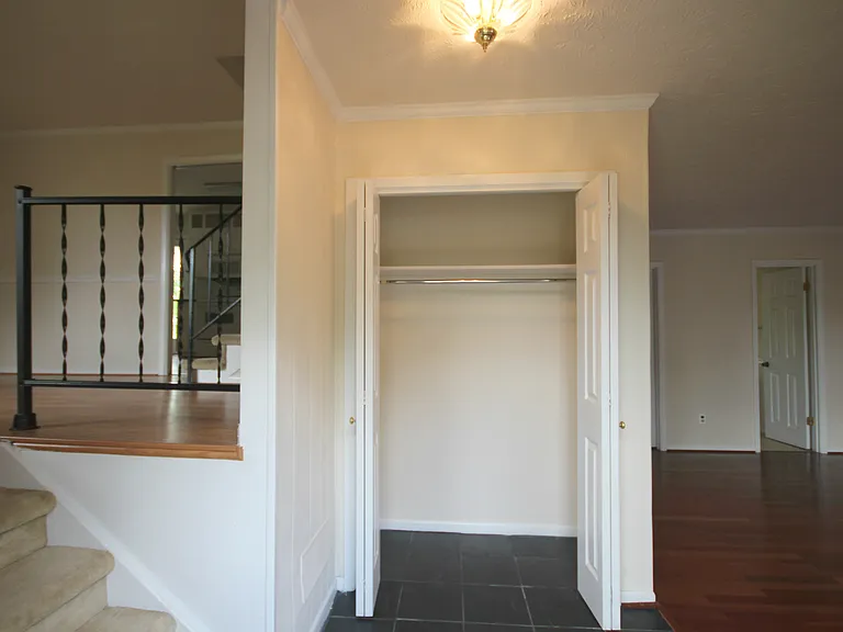 721 Greenleaf Dr — Photo 4