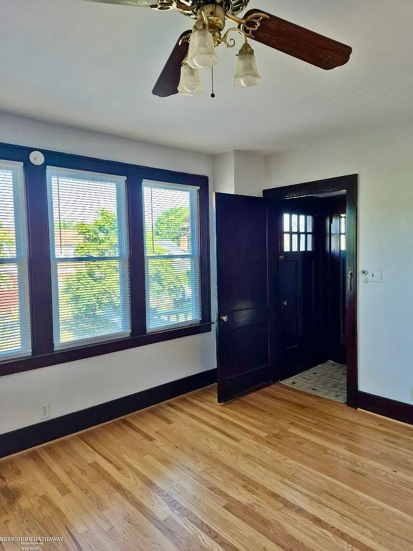 3 bed, 1.0 bath, 1350 sqft, $1,750 — Photo 2