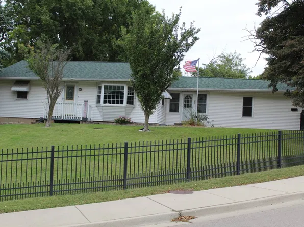 203 Center Pl, Peru, IL 61354