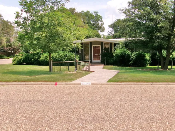1008 Holliday St, Plainview, TX 79072