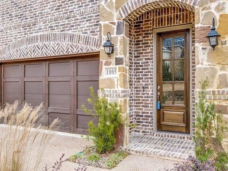 1005 Lady Lore Ln — Photo 1