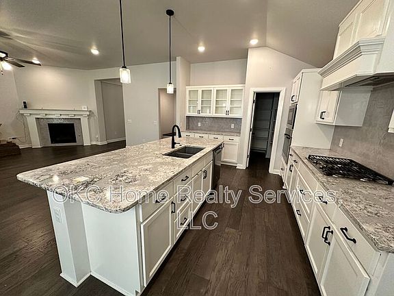 5th image of 10424 NW 34th St