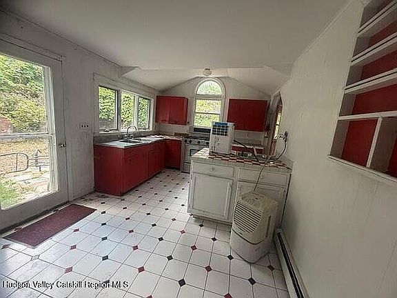 5th image of 388 Fitzsimmons Road