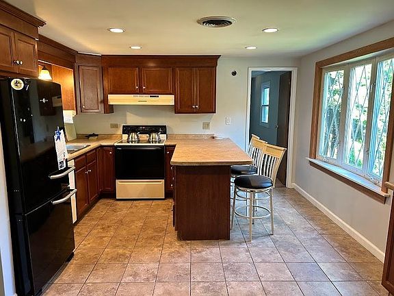 3rd image of 98 Riverledge Drive