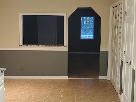 Ceramic tile kitchen floor. (view looking toward Livingroom).