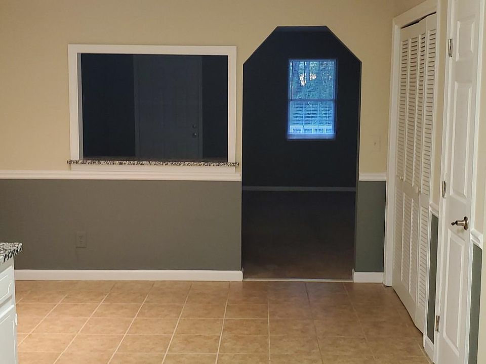Ceramic tile kitchen floor. (view looking toward Livingroom).