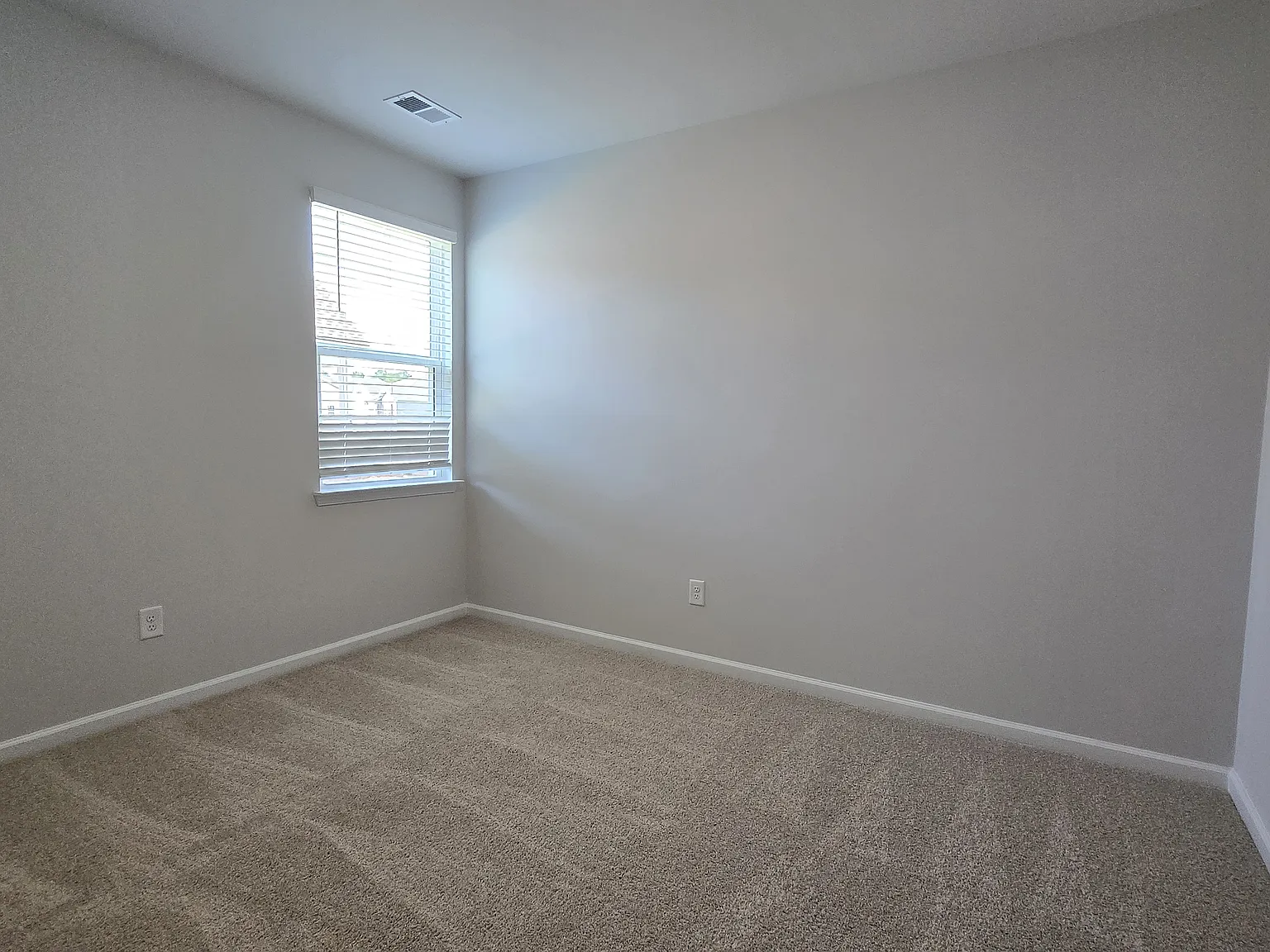 5 bed, 2016 sqft, $2,300 — Photo 4