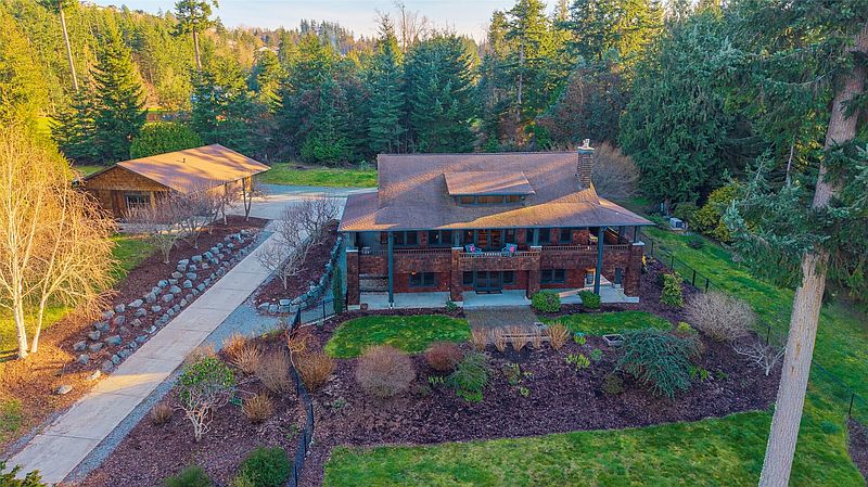 2nd image of 631 Maple Heights Road