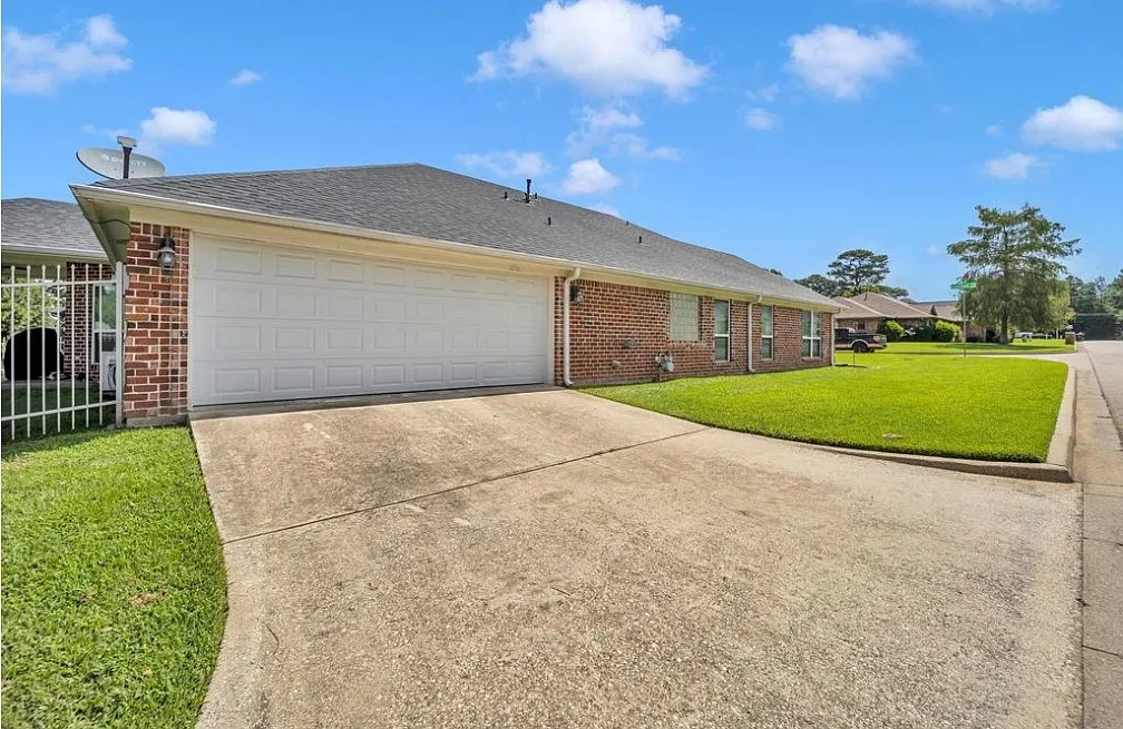 3401 Gladstone Way — Photo 2