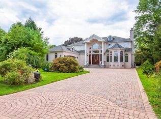 150 Crabapple Rd, Manhasset, NY 11030