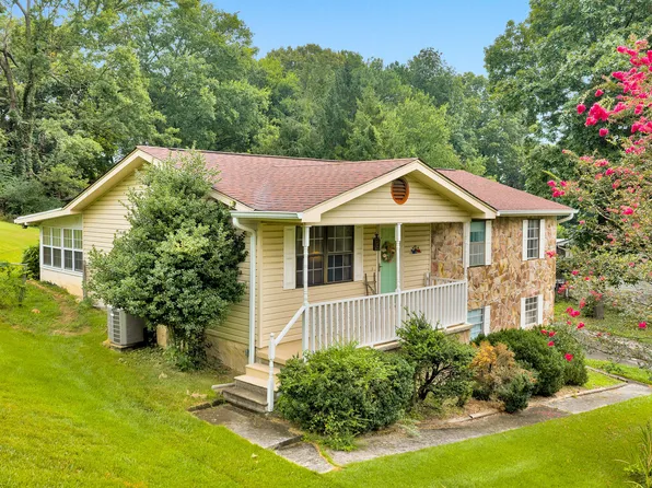 912 Crest Dr, Chickamauga, GA 30707