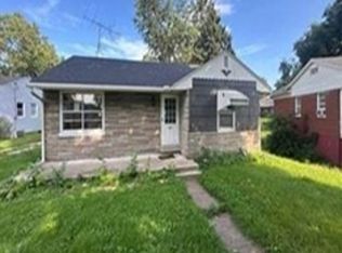 1321 Harrison Dr, Clinton, IA 52732
