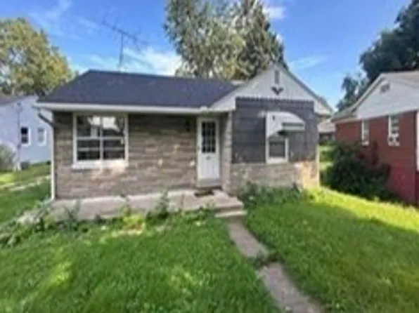 1321 Harrison Dr, Clinton, IA 52732