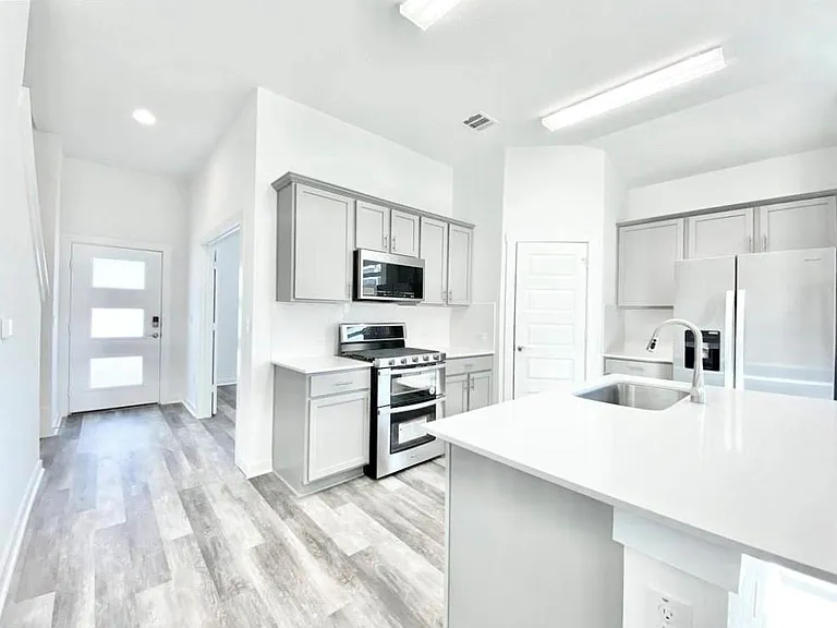 7925 Linnie Ln — Photo 2