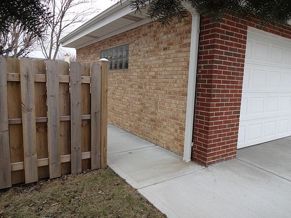 3rd image of 9246 N Courtland Dr