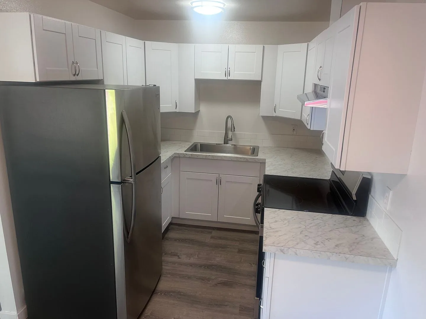 Newly renovated 1 bedroom, great location near Pacific — Photo 4