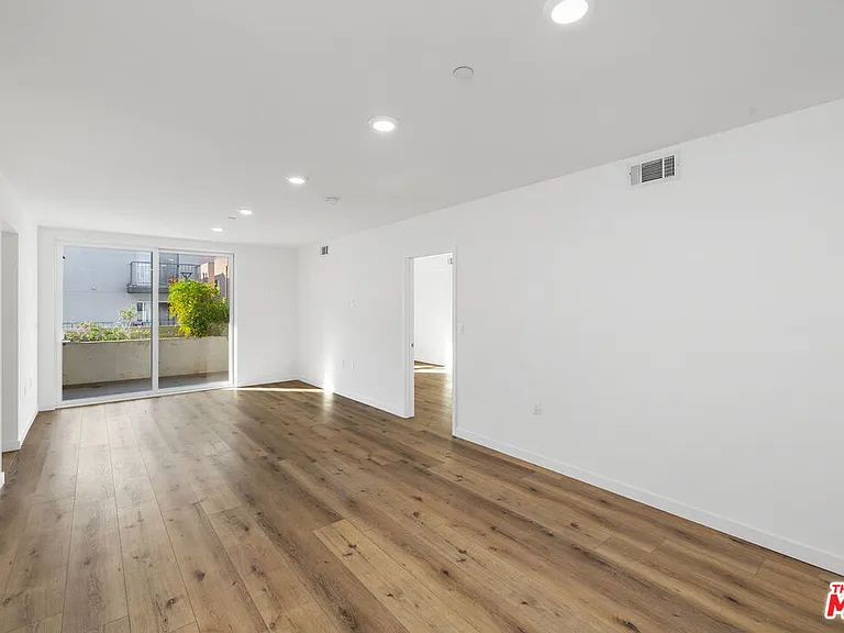 5229 Willowcrest Ave #307 — Photo 37