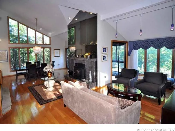 76 Brightwood Ln, West Hartford, CT 06110