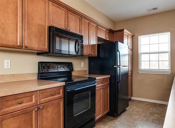 Matching GE appliances all remain with the property!