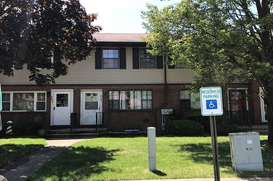 1st image of 882 Cindy Ct