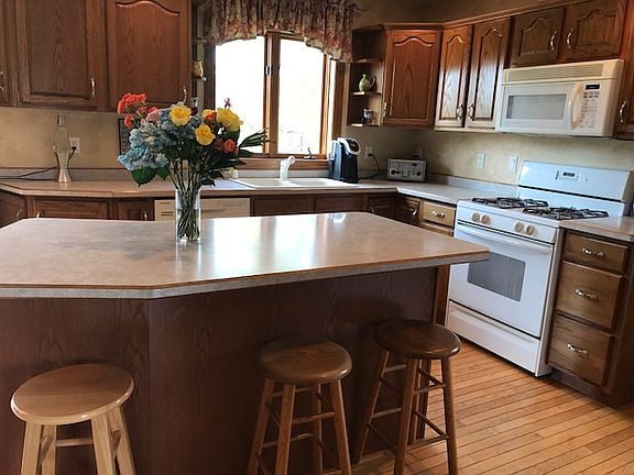 Kitchen with large island