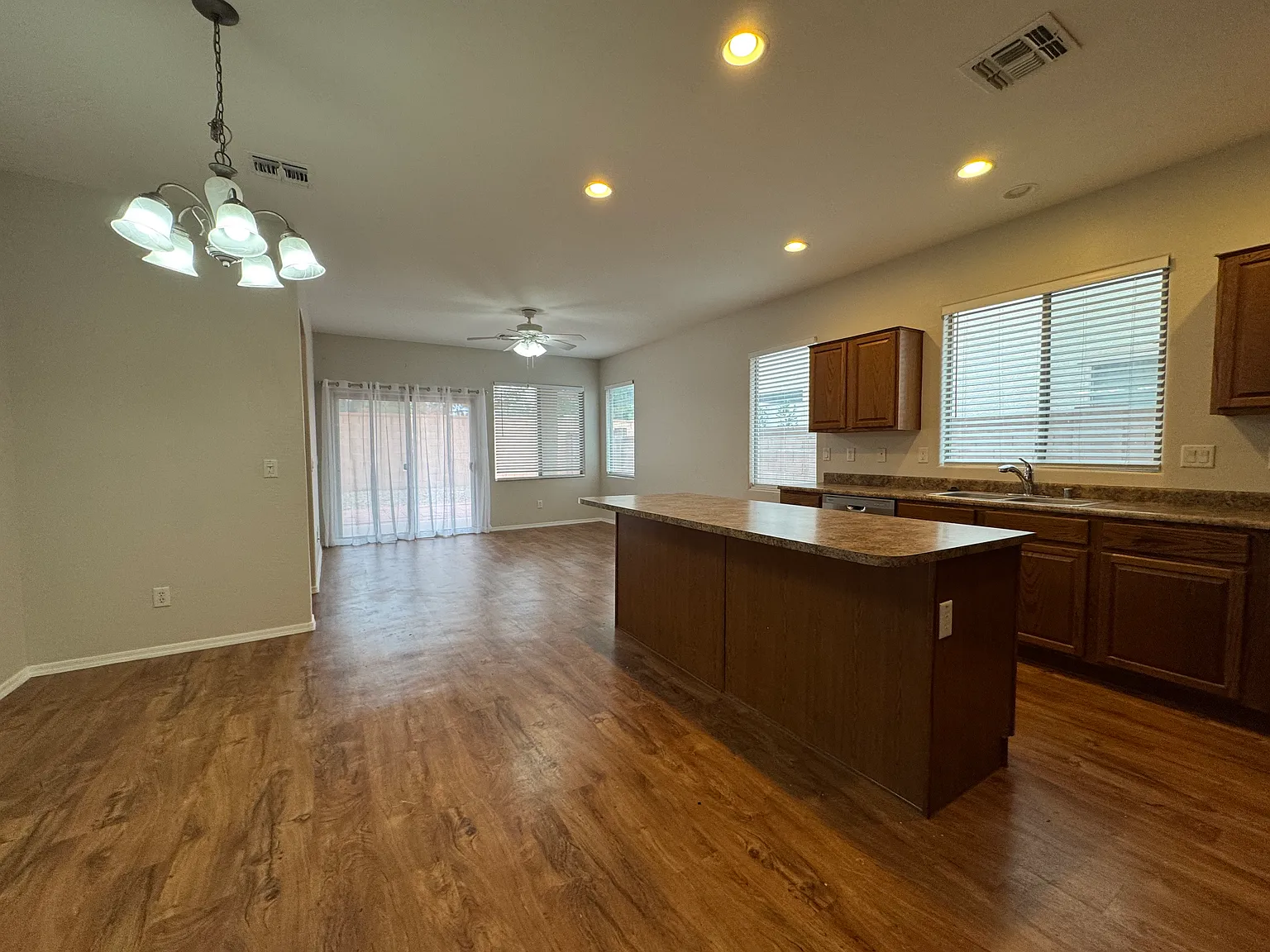 4 bed, 1889 sqft, $2,295 — Photo 3