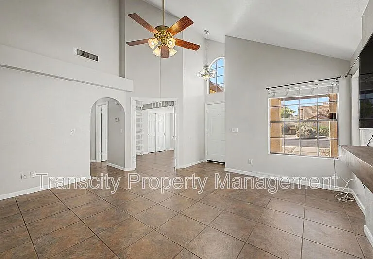 1825 E Secretariat Dr — Photo 2