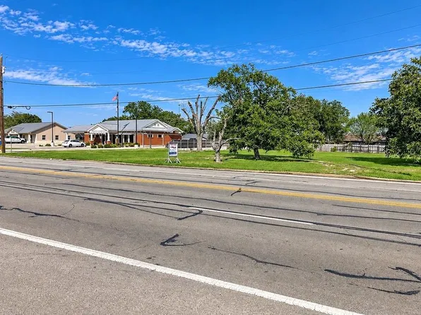 711 S Eagle St, Weimar, TX 78962