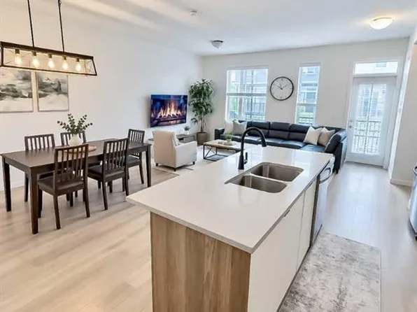176 Walgrove Cmn SE, Calgary, AB T2X 4C2