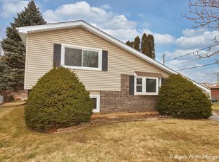 202 Dearborn Ct, Lake Zurich, IL 60047