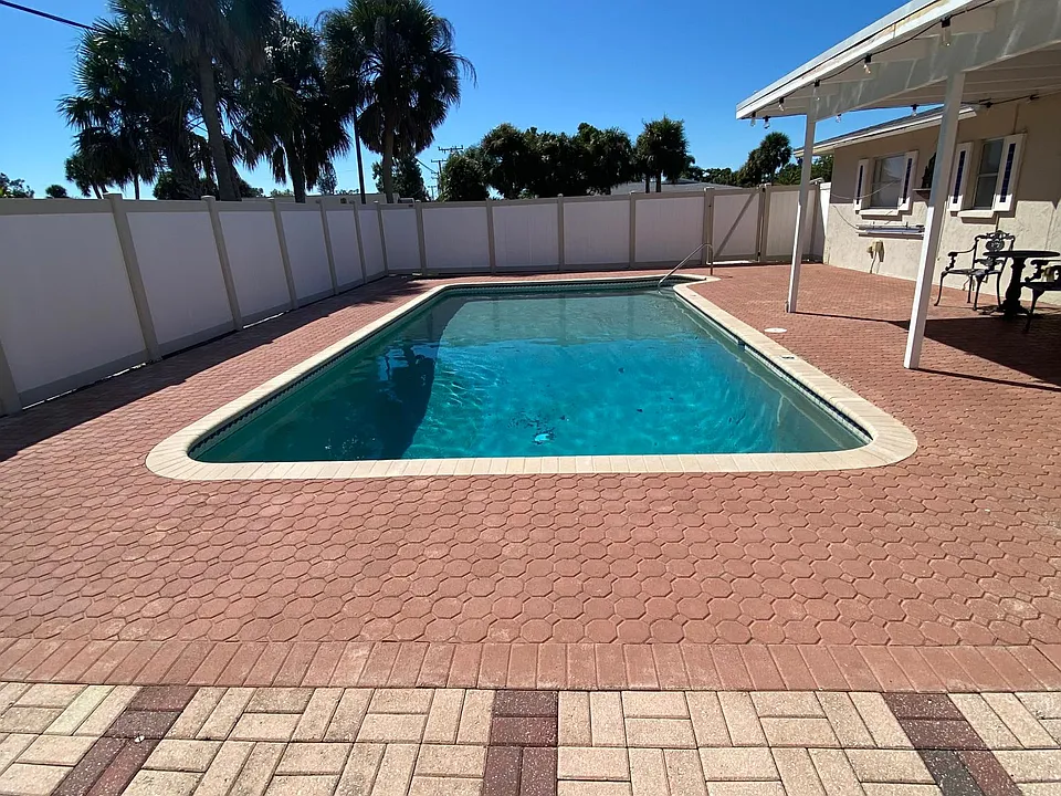 302 Dorchester Dr