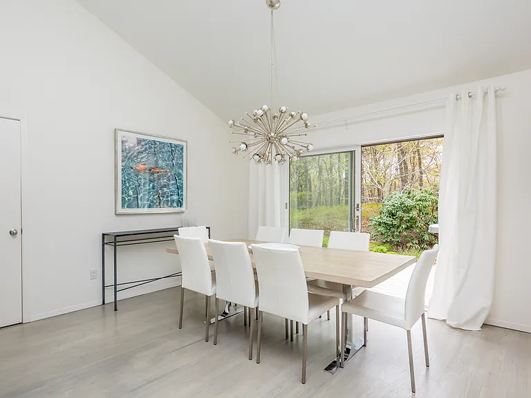 15 Jonathan Dr — Photo 6