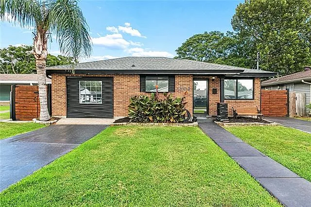 3 bed, 1.0 bath, 1310 sqft, $1,900 — Photo 2