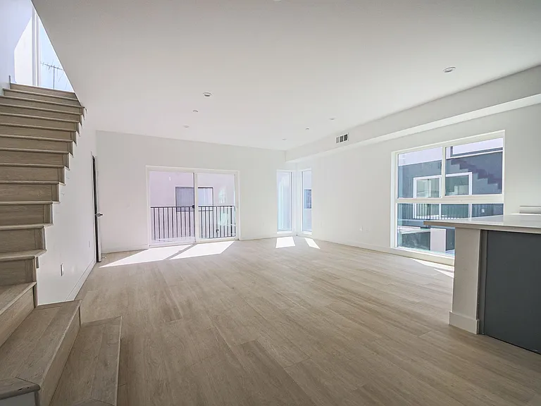 5263 Cartwright Ave — Photo 9