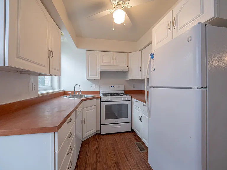 524 Saint James Pl #526 — Photo 2