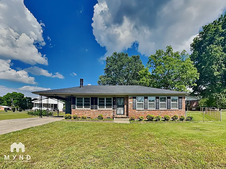 877 Twin Lake Dr NE — Photo 1