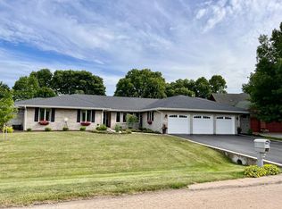 329 Rockside Dr, Dixon, IL 61021