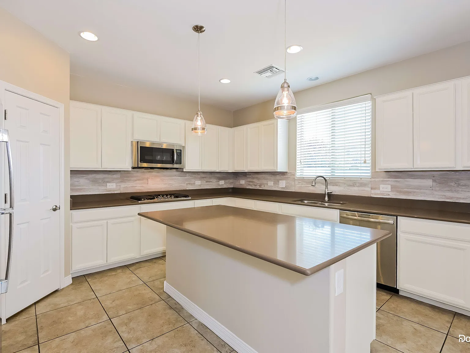 5 bed, 3.0 bath, 2362 sqft, $2,445 — Photo 3