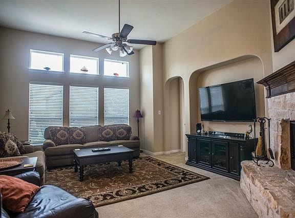 4th image of 2404 Valley Glen Dr