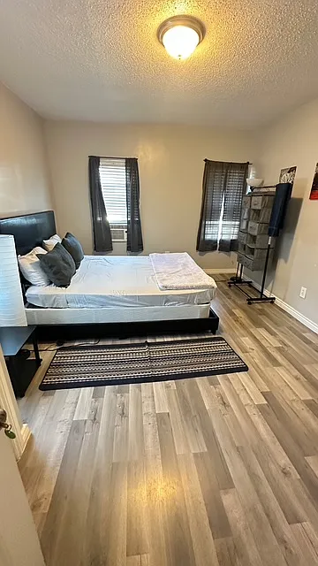 3 bed, 850 sqft, $1,300 — Photo 2