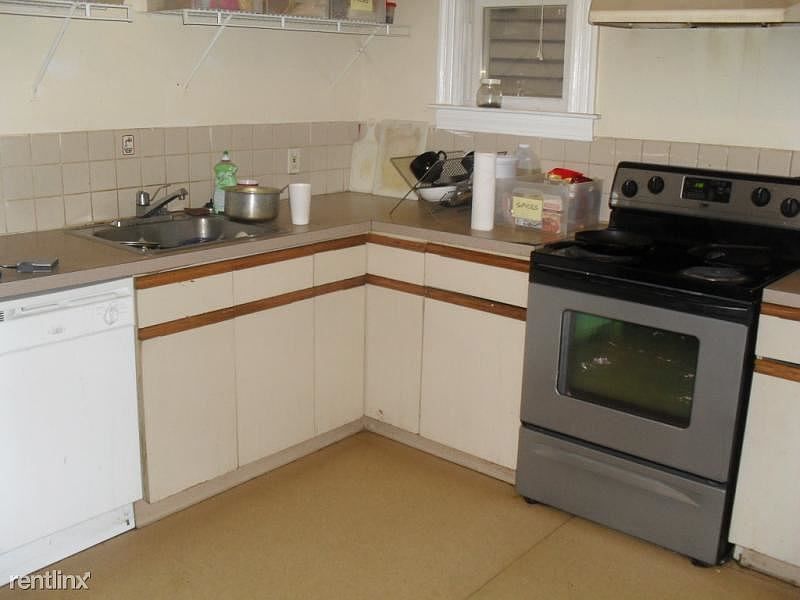 2nd image of 101 1/2 Calumet St #2