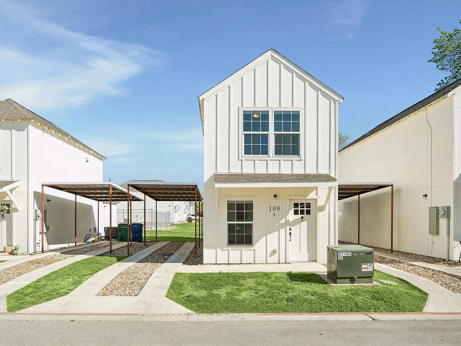 3 bed, 1.5 bath, 1008 sqft, $1,750 — Photo 1