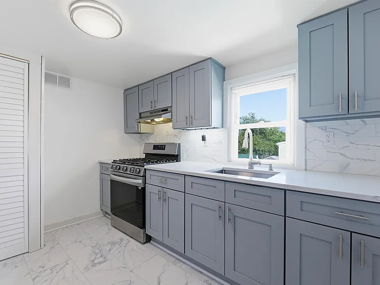 76 Schuyler Ave #2 — Photo 6