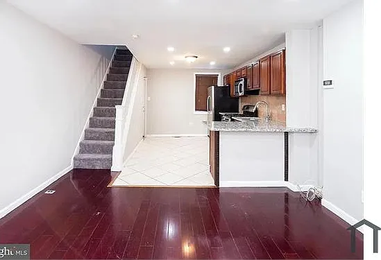 2 bed, 980 sqft, $2,400 — Photo 2