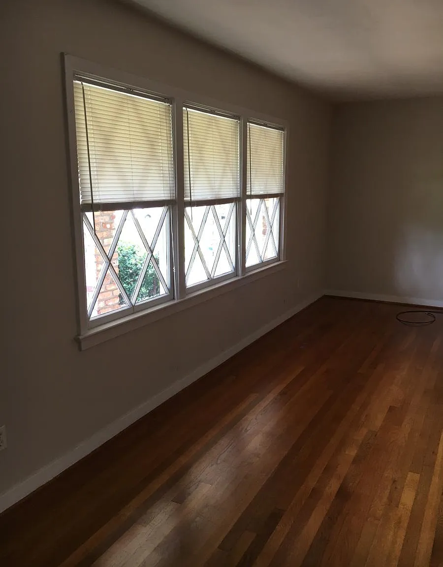 3 bed, 2.5 bath, 2022 sqft, $2,400 — Photo 3