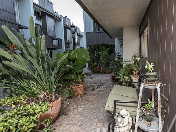 3rd image of 16030 Moorpark St APT 3