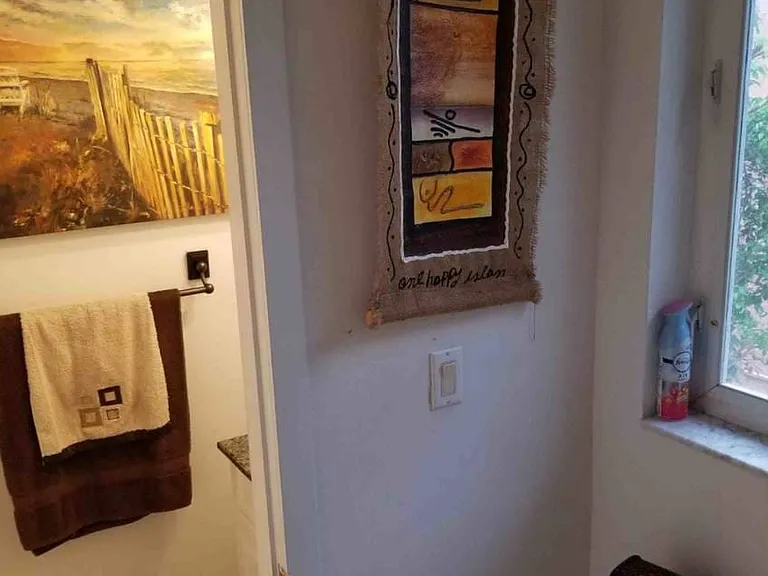 1140 NW 18th Pl — Photo 7
